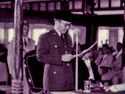 Presiden Soekarno menerima gelar Doktor Honoris Causa dari UGM di Sitinggil Keraton Yogyakarta (Dok. UGM)